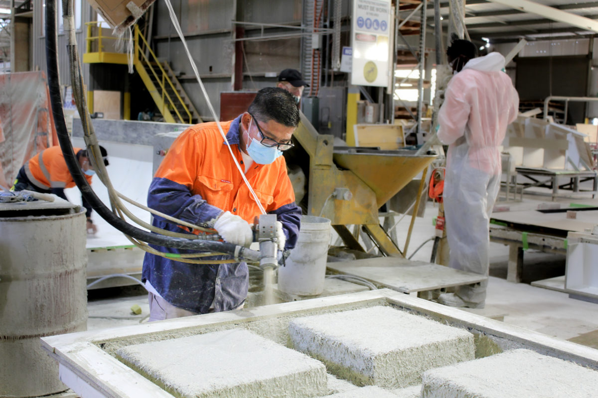 Glass-fibre reinforced concrete production process - spray mix